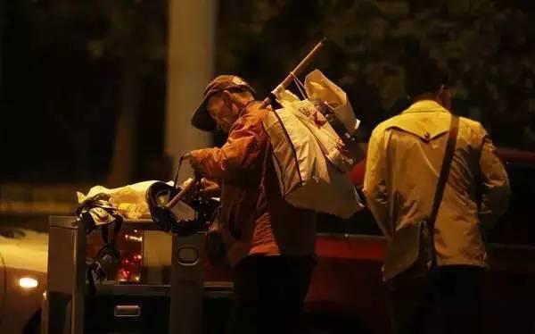 含著淚看完的！一位拾荒老人，溫暖了整個(gè)人間